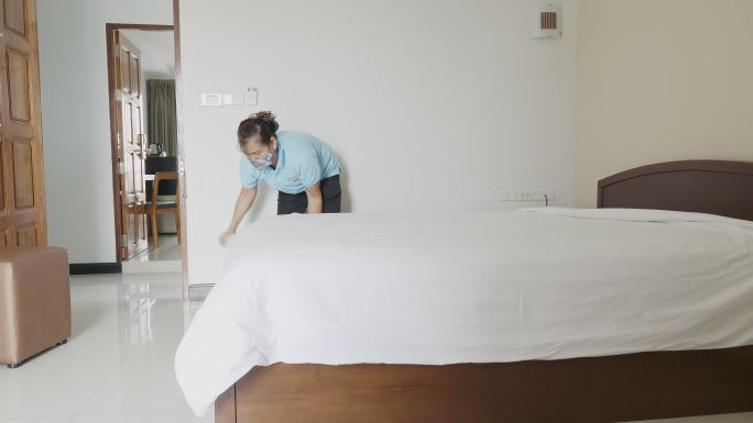 酒店高级女佣女工为客户清洁酒店房间内的所有设备
