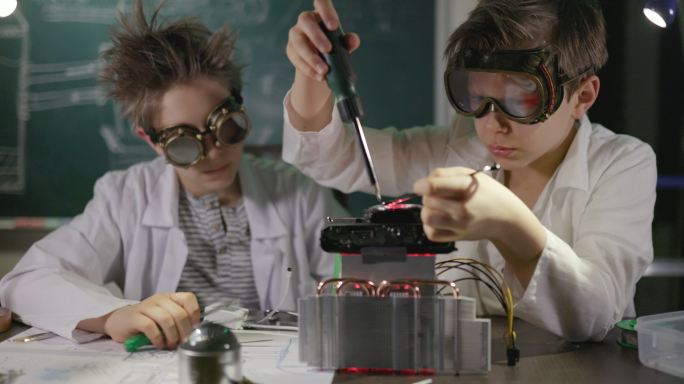 两个小发明家正在制造一个神秘的装置