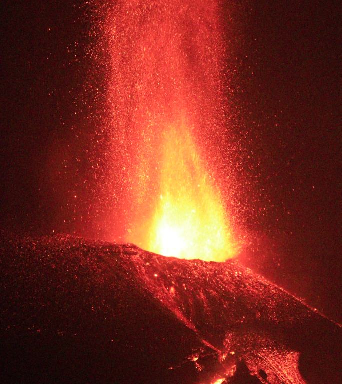 拉帕尔马火山夜间喷发，巨大的熔岩流，呈扇形蔓延。美妙的声音！