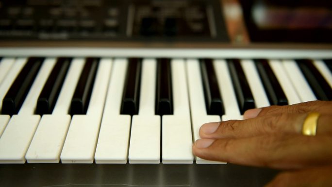 钢琴键盘电子琴琴弹琴