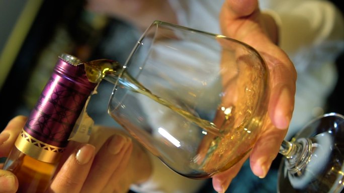 将威士忌倒入旧木桌上冰块的玻璃杯中视频