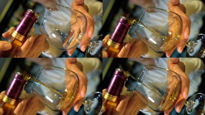 将威士忌倒入旧木桌上冰块的玻璃杯中视频