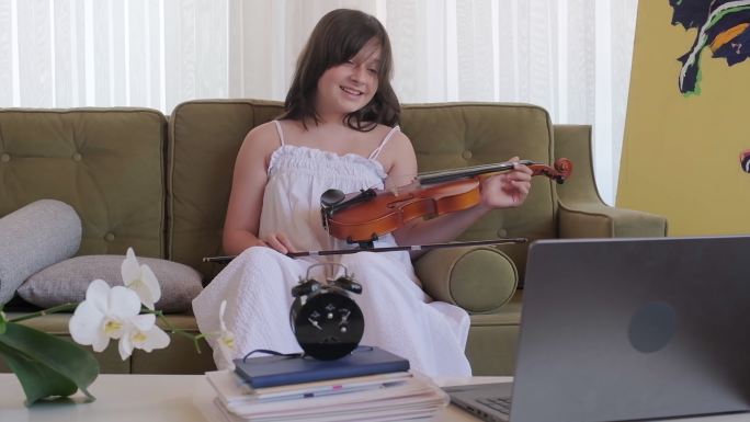 少女在线上小提琴课