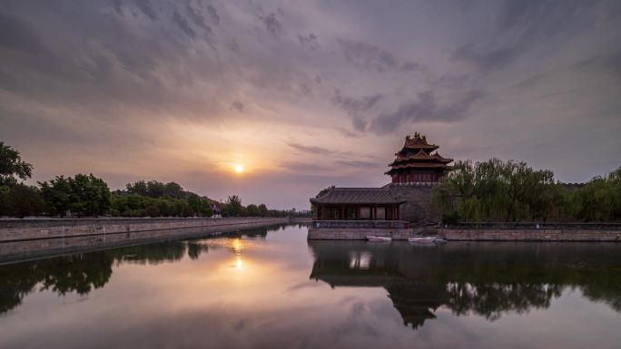 故宫角楼水天一色的朝霞