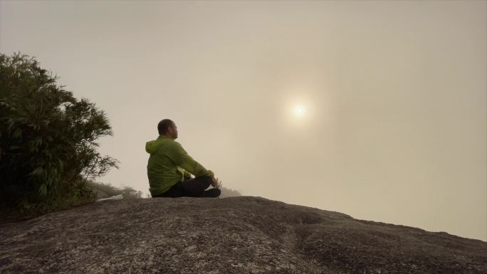 日落时分，一个人在雾蒙蒙的山上冥想的时间流逝。