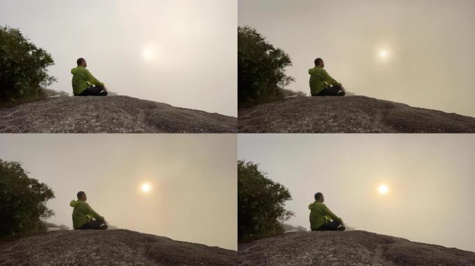 日落时分，一个人在雾蒙蒙的山上冥想的时间流逝。