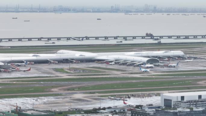南方航空客机从深圳机场起飞掠过深中大桥