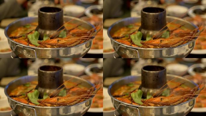 泰国辛辣食物慢镜头汤姆任功在餐厅的桌子上，人们在餐厅用泰国食物用餐