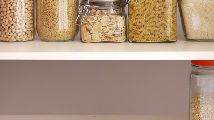 食品储藏室货架上摆满豆科植物的玻璃罐