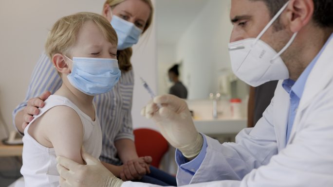 儿科医生给小男孩接种疫苗