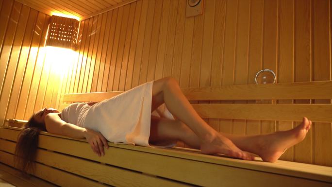 美女躺在芬兰桑拿房里放松