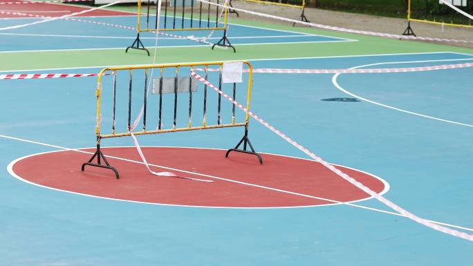 2019冠状病毒疾病期间，大学内禁止使用的篮球场空置