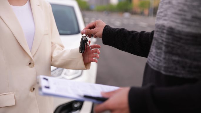 年轻女性租车年轻女性租车