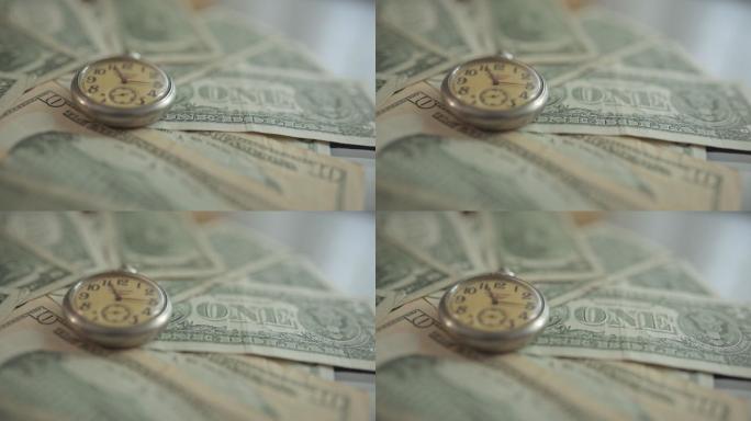 躺在美钞上的旧怀表 看 老式袖珍钟用美钞计时