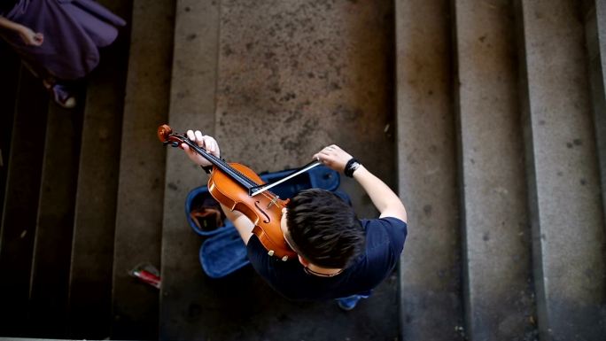 街头音乐家拉小提琴