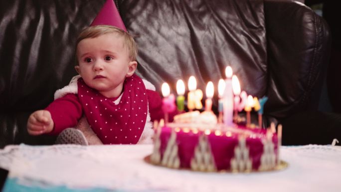 2019冠状病毒疾病期间与家人一起庆祝一周岁生日。