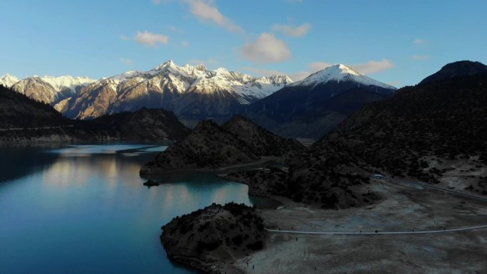 航拍西藏然乌湖日照金山