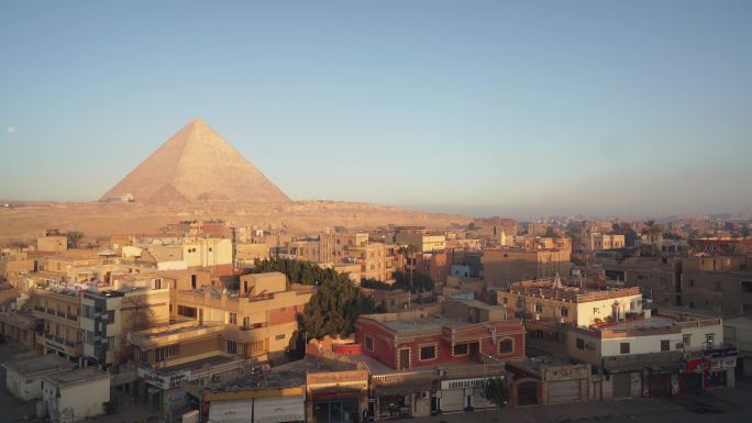 日落时吉萨金字塔的景色