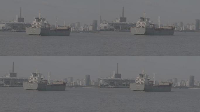 黄浦江上的轮船货船