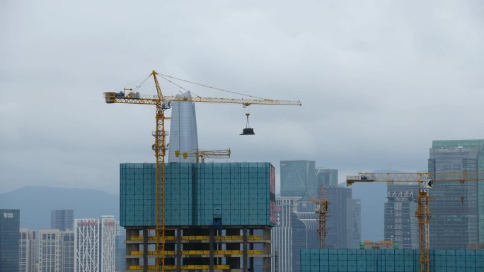 暴雨中深圳中心区工地和坚持施工的塔吊延时