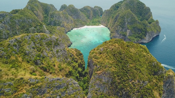 泰国披披披群岛热带玛雅湾和石灰岩悬崖的无人机鸟瞰图