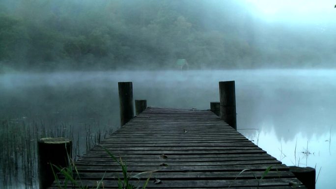 苏格兰特罗萨克斯湖阿尔德湖的薄雾黎明。