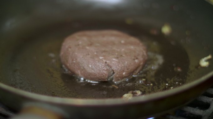 特写：烹饪牛排汉堡