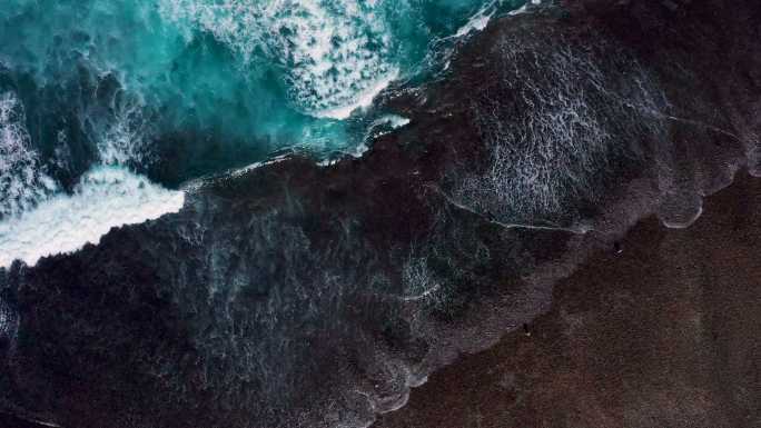 沿着巴厘岛海岸线飞溅的海浪