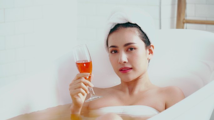 亚洲女性的身体护理在浴室的浴缸里洗澡。