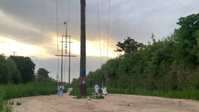 荡秋千欢乐的笑声 夕阳下荡秋千高清实拍