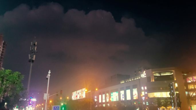 傍晚城市街道雷云雷雨云层闪电