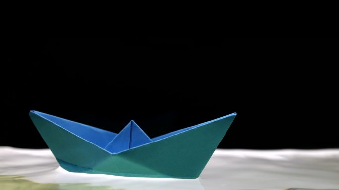 蓝色纸船，在水上折纸小船纸船漂浮在水面上
