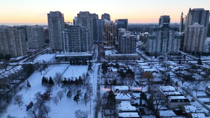 加拿大多伦多北约克市夜间照明下的冬季城市景观鸟瞰图