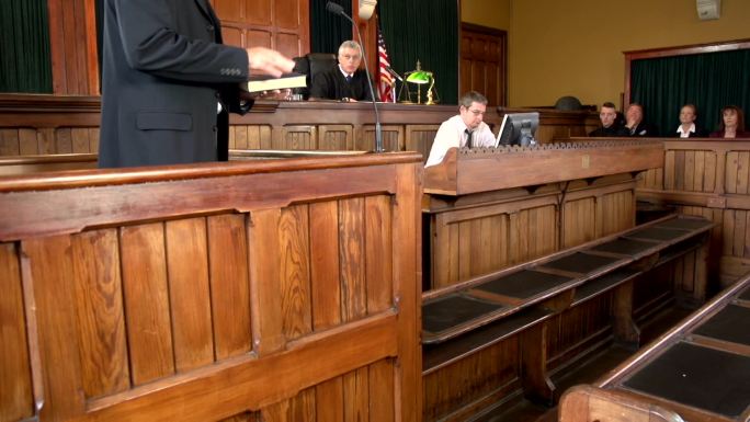 证人在法庭上宣誓，美国法庭与法官