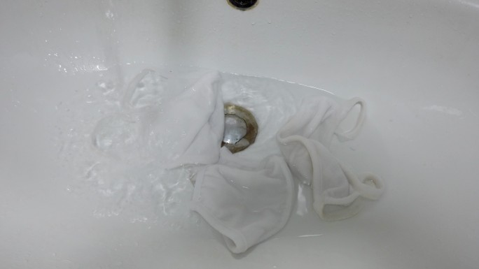 在塑料盆中浇水医用口罩