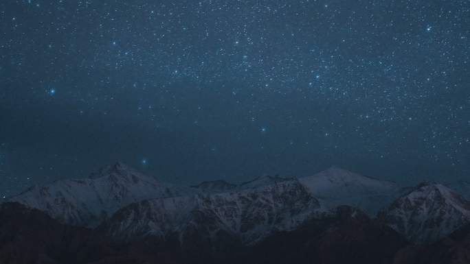 夜晚雪山上的夜空夜空星空4k夜景星星自然