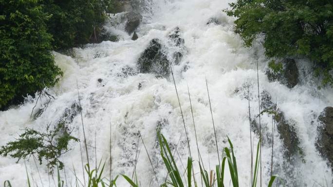 瀑布流水