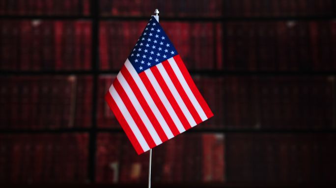 桌面上的美国国旗在图书馆前自转