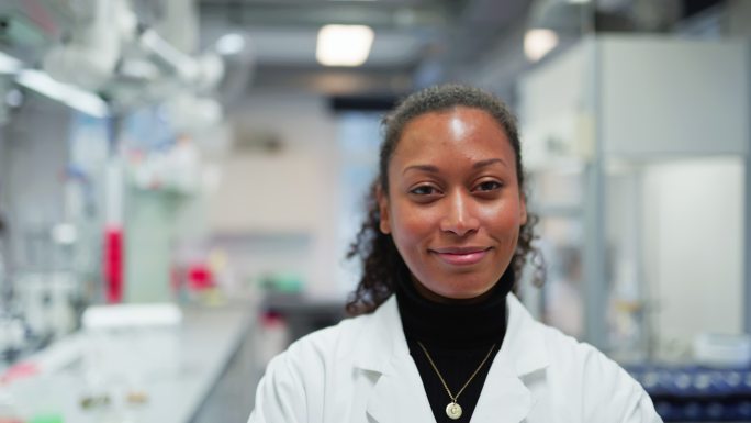 非裔美国女科学家在实验室的肖像