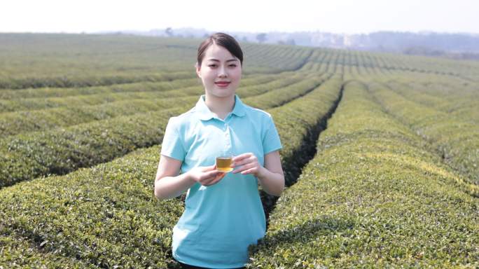 中国年轻女子在茶园喝茶