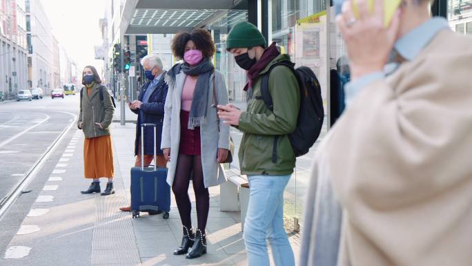 在电车站等候的多民族人群