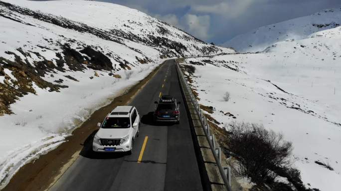 川藏线318国道色季拉山垭口路段自驾车辆
