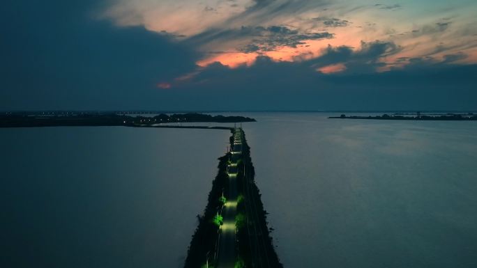 江夏鲁湖上通往螃蟹山的一条湖中小路治愈系