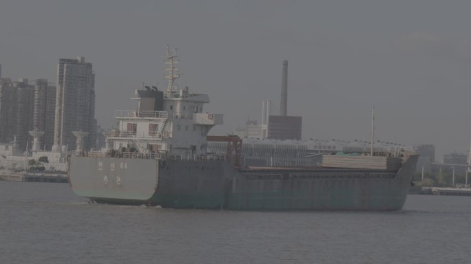 黄浦江上的轮船货船