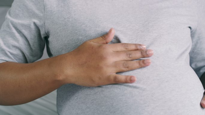 一名年轻孕妇在家中亲切地抱着她的小肿块的4k视频片段