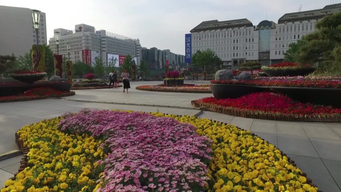 北京西单城市绿地城市花台鲜花盛开北京地标