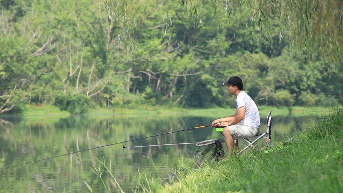 乡村河塘边钓鱼