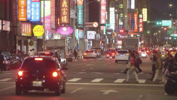 台北市中心交通繁忙的夜景