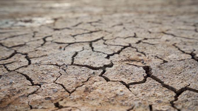 干旱土壤和干旱干涸的土地龟裂干旱土壤