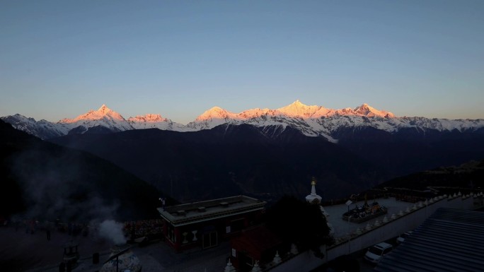 云南德钦飞来寺梅里雪山日照金山